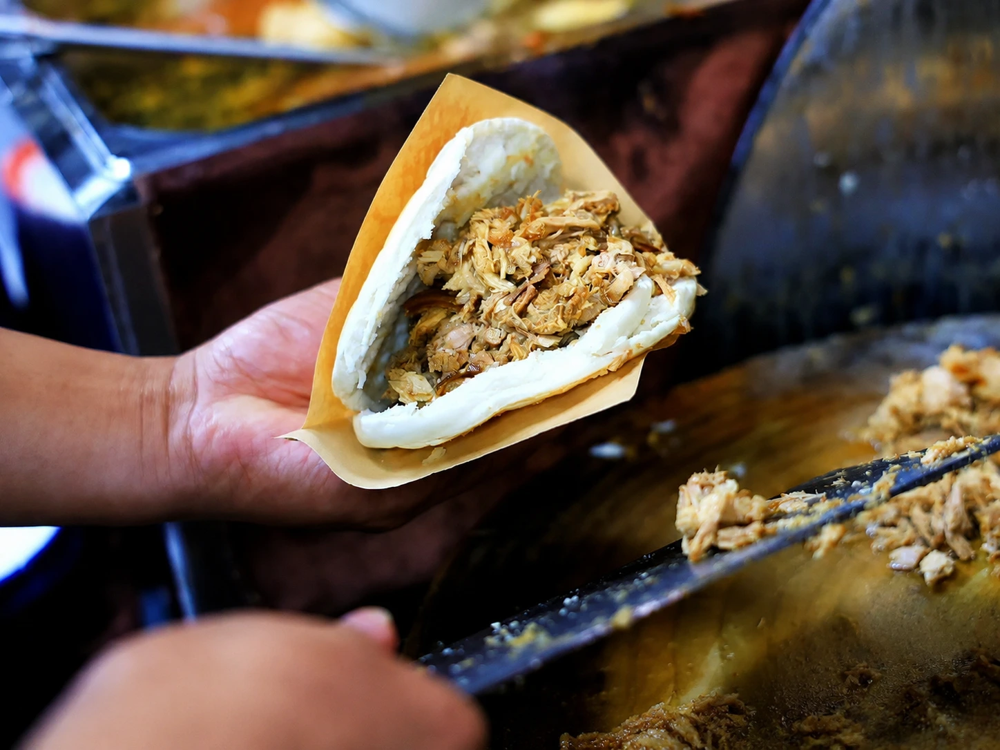 Bun stuffed with meat and extra braised sauce