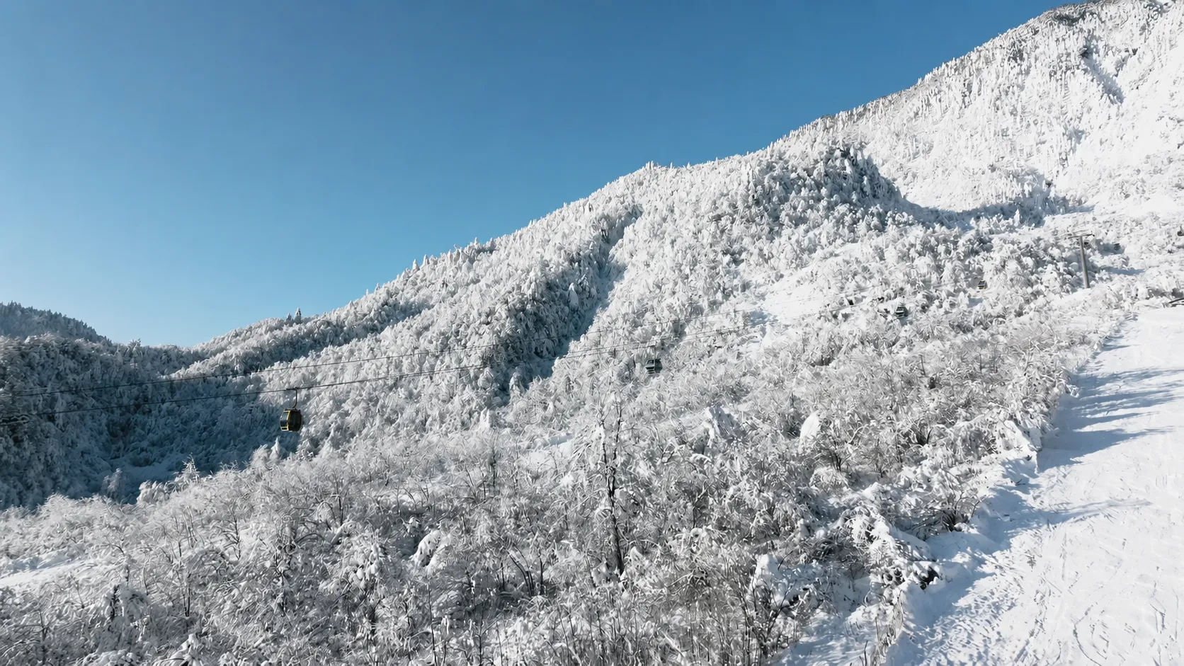 Cable car at Xiling Snow Mountain