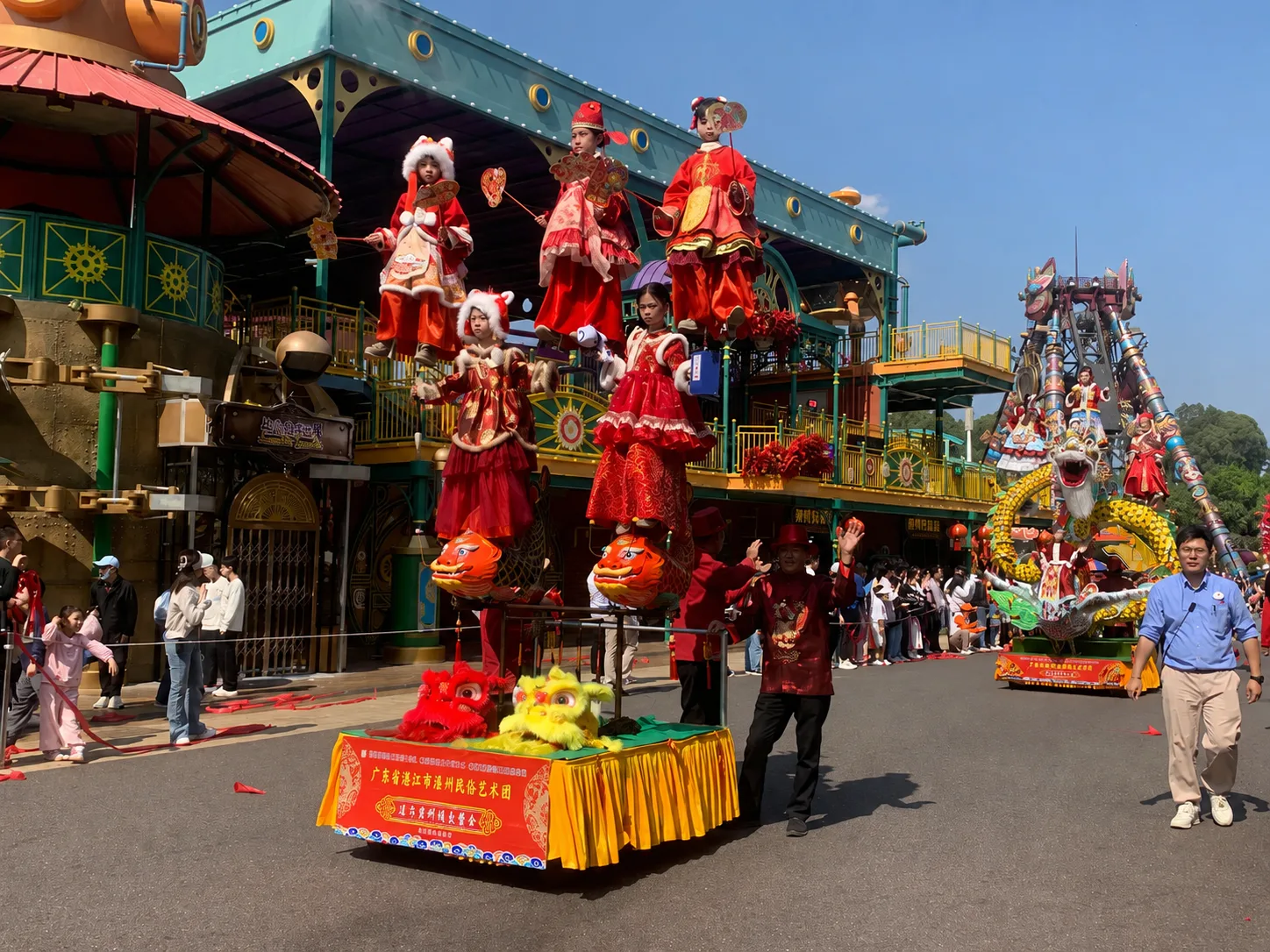 Decorated Piaose float with prosperity themed performers