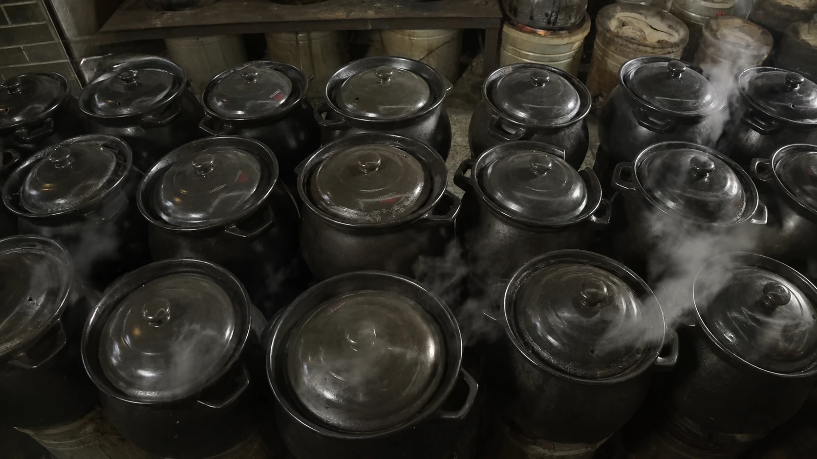 traditional-clay-pot-for-cantonese-slow-cooked-soup