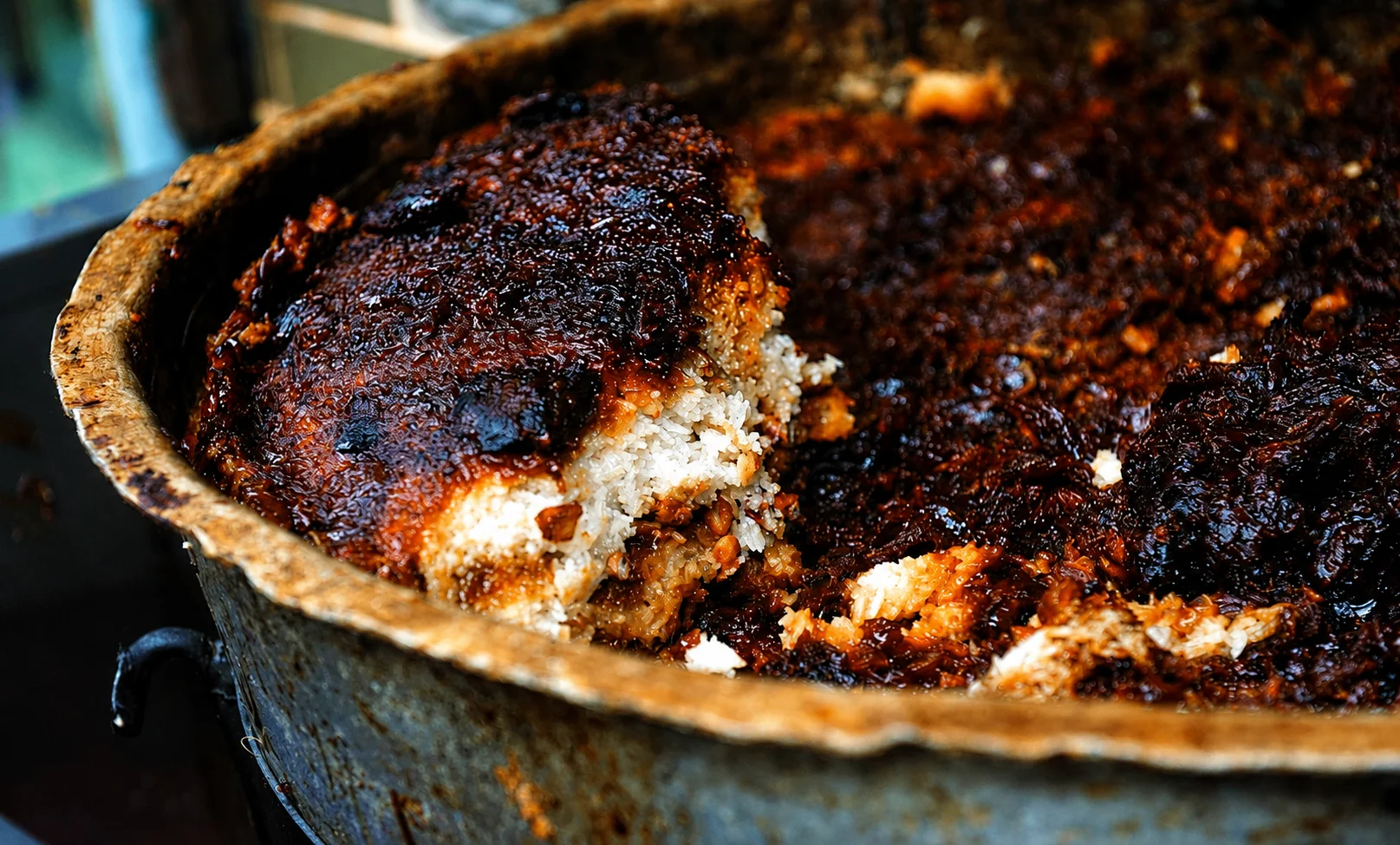 A deep pot of zenggao with red dates and glutinous rice steaming in the morning